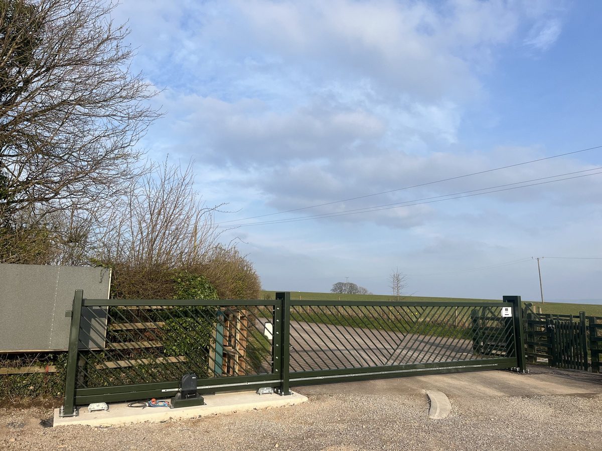 ANPR cantilever gate, full length