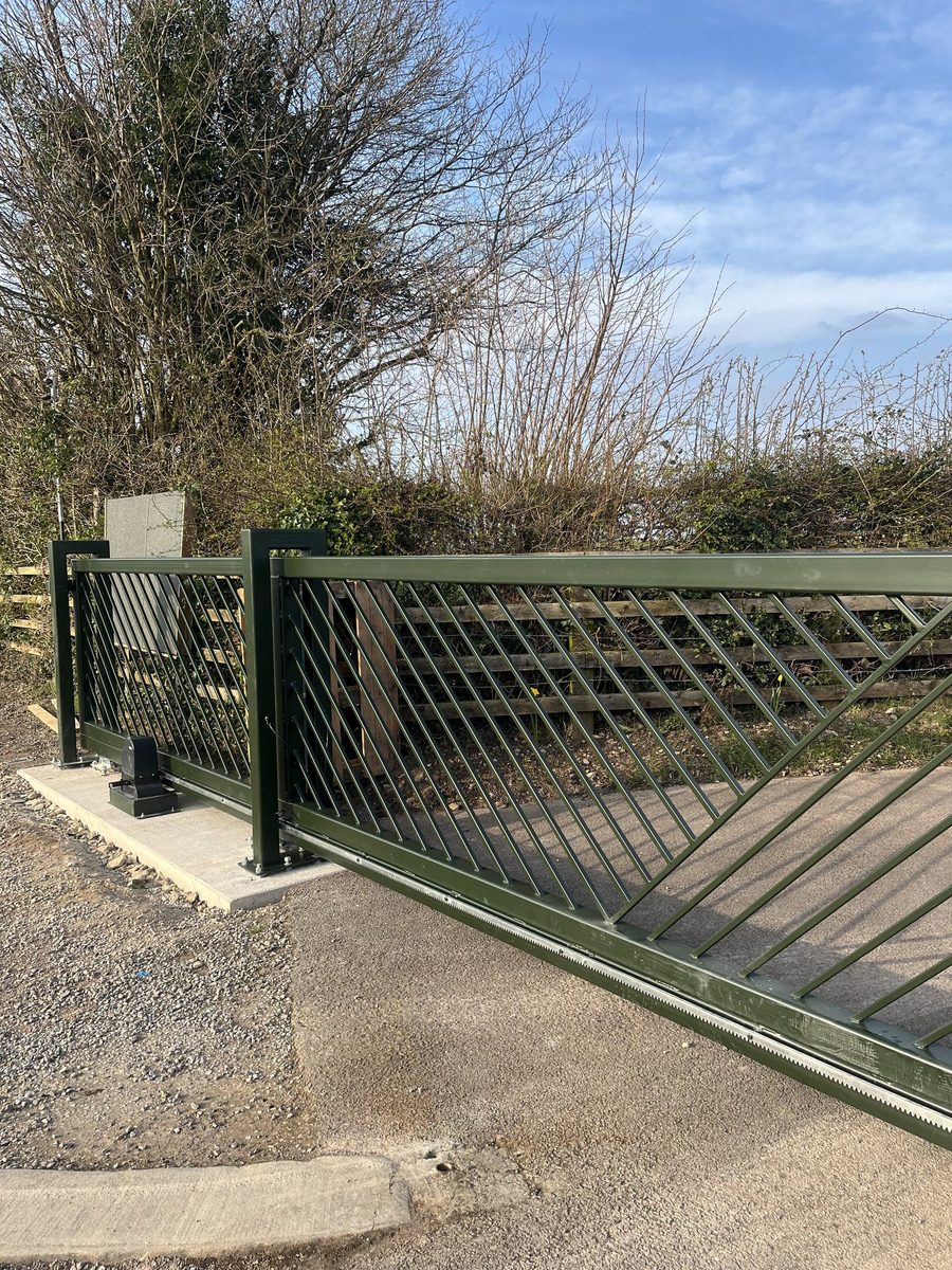 ANPR cantilever gate leaf and track