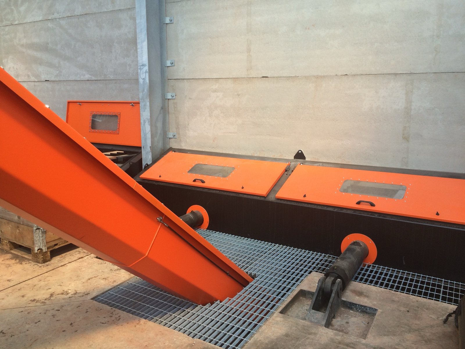Installed fuel feed system in the fuel store, with inspection covers and inclined conveyor